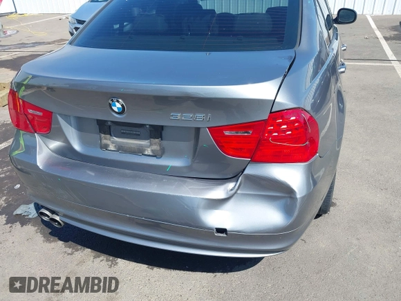 2011 BMW 3 Series 328i xDrive z VIN WBAPK5G52BNN81964, wystawiony jako IAAI lot #42206128 z przebiegiem 118 752 mil mil oraz . Historia ofert i sprzedaży dostępna na DreamBid. Obrazek 6.
