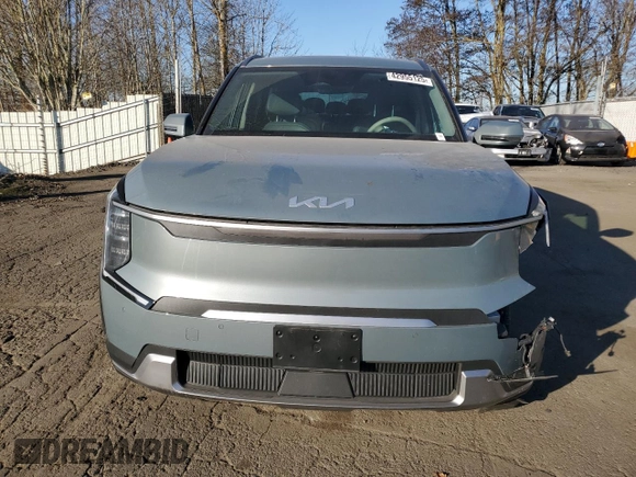 2024 Kia EV9 Wind z VIN KNDAFFS53R6044485, wystawiony jako Copart lot #42955125 z przebiegiem 8 884 mil mil oraz Szkoda całkowita • Salvage title. Historia ofert i sprzedaży dostępna na DreamBid. Obrazek 5.