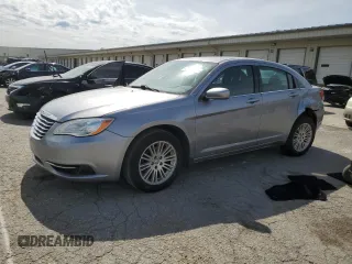 2013 Chrysler 200 Touring z VIN 1C3CCBBB1DN694550, wystawiony jako Copart lot #56136465 z przebiegiem 116 282 mil mil oraz Szkoda całkowita • Salvage title. Historia ofert i sprzedaży dostępna na DreamBid. Obrazek 1.