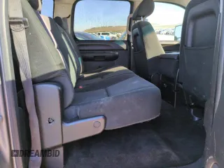 2012 GMC Sierra 3500HD SLT z VIN 1GT423E88CF211377, wystawiony jako Copart lot #50459685 z przebiegiem 185 197 mil mil oraz Szkody całkowita. Historia ofert i sprzedaży dostępna na DreamBid. Obrazek 10.