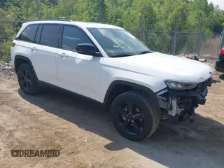2023 Jeep Grand Cherokee Altitude z VIN 1C4RJHAG4P8106056, wystawiony jako IAAI lot #42275021 z przebiegiem 27 251 mil mil oraz . Historia ofert i sprzedaży dostępna na DreamBid. Obrazek 1.