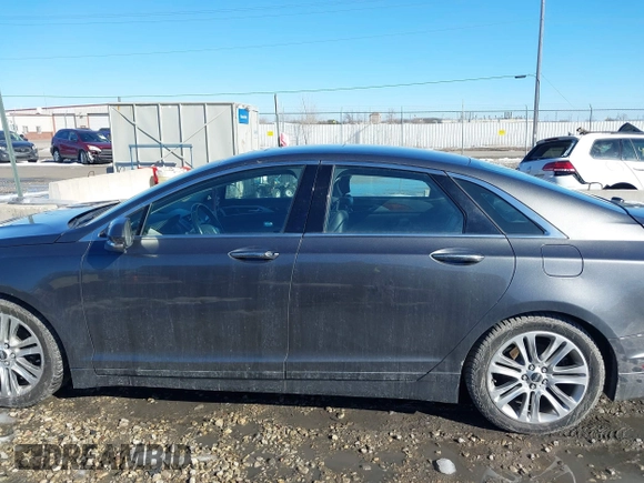 2016 Lincoln MKZ z VIN 3LN6L2JK1GR623839, wystawiony jako IAAI lot #41652096 z przebiegiem 109 931 mil mil oraz . Historia ofert i sprzedaży dostępna na DreamBid. Obrazek 14.