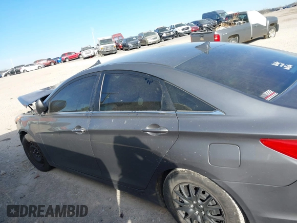 2013 Hyundai Sonata GLS z VIN 5NPEB4AC1DH582330, wystawiony jako IAAI lot #41400453 z przebiegiem Nie podano mil oraz . Historia ofert i sprzedaży dostępna na DreamBid. Obrazek 15.