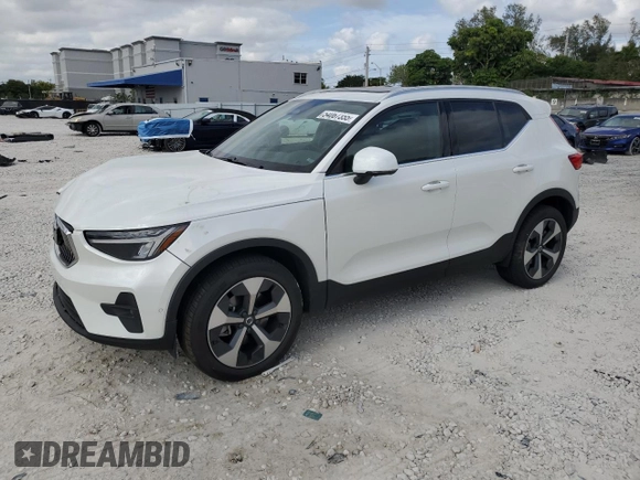 2024 Volvo XC40 Plus Bright Theme z VIN YV4L12UE7R2283166, wystawiony jako Copart lot #54067355 z przebiegiem 2 749 mil mil oraz Szkoda całkowita • Salvage title. Historia ofert i sprzedaży dostępna na DreamBid. Obrazek 1.