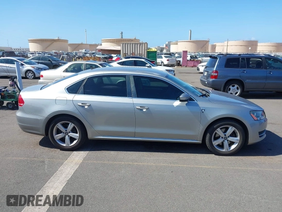 2014 Volkswagen Passat Wolfsburg Edition z VIN 1VWAT7A39EC055174, wystawiony jako IAAI lot #42433368 z przebiegiem 81 321 mil mil oraz . Historia ofert i sprzedaży dostępna na DreamBid. Obrazek 13.