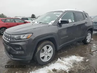 2022 Jeep Compass Altitude with VIN 3C4NJDBB0NT217079, listed as a Copart auction lot 44569765 with 8,818 mi miles and Salvage Title. Bid and sale history available at carsss.com. Image 1.