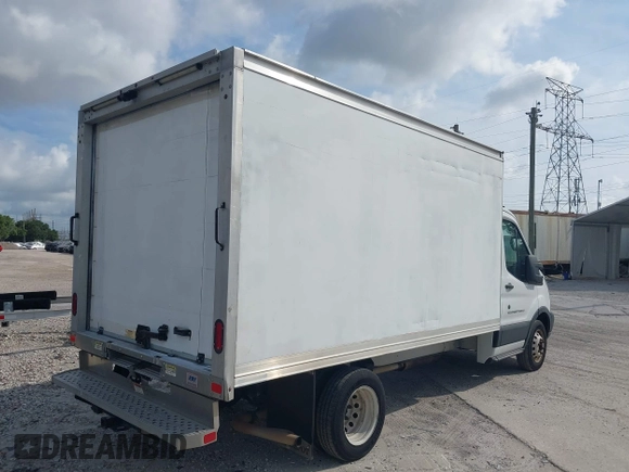 2019 Ford Transit z VIN 1FDBF8ZM6KKA67975, wystawiony jako IAAI lot #42294894 z przebiegiem 108 670 mil mil oraz . Historia ofert i sprzedaży dostępna na DreamBid. Obrazek 4.