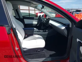 2020 Tesla Model Y Long Range z VIN 5YJYGDEE0LF034164, wystawiony jako IAAI lot #42080304 z przebiegiem 55 520 mil mil oraz . Historia ofert i sprzedaży dostępna na DreamBid. Obrazek 5.