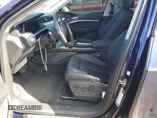 2021 Audi e-tron Premium z VIN WA1AAAGE9MB023564, wystawiony jako Copart lot #43758054 z przebiegiem 28 448 mil mil oraz Szkody całkowita. Historia ofert i sprzedaży dostępna na DreamBid. Obrazek 7.