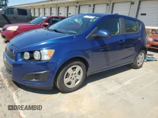 2014 Chevrolet Sonic LS z VIN 1G1JA6SH6E4102497, wystawiony jako Copart lot #57959195 z przebiegiem 195 038 mil mil oraz Szkoda całkowita • Salvage title. Historia ofert i sprzedaży dostępna na DreamBid. Obrazek 1.