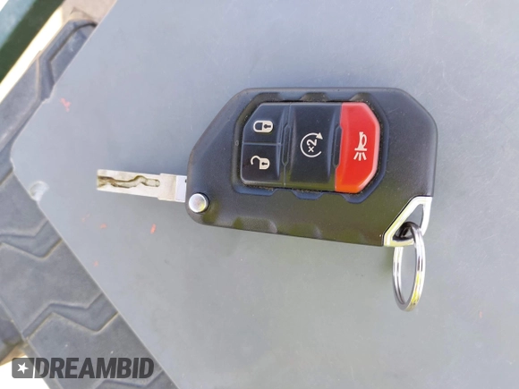 2018 Jeep Wrangler Unlimited Sahara z VIN 1C4HJXEG2JW211116, wystawiony jako IAAI lot #42250718 z przebiegiem 67 771 mil mil oraz . Historia ofert i sprzedaży dostępna na DreamBid. Obrazek 11.