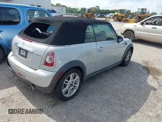 2011 MINI Convertible с VIN WMWZN3C56BT133717, выставлен на аукционе IAAI как лот 42496339 с пробегом 86 352 миль миль и . История ставок и продаж доступна на DreamBid. Изображение 4.