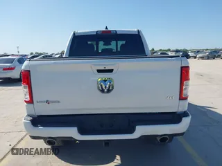 2019 Ram 1500 Big Horn z VIN 1C6RREFT3KN717033, wystawiony jako IAAI lot #41956116 z przebiegiem 37 029 mil mil oraz . Historia ofert i sprzedaży dostępna na DreamBid. Obrazek 16.