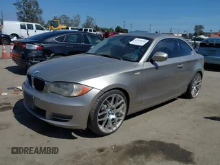 2011 BMW 1 Series 128i z VIN WBAUP9C51BVL90800, wystawiony jako IAAI lot #42278234 z przebiegiem 187 138 mil mil oraz . Historia ofert i sprzedaży dostępna na DreamBid. Obrazek 2.