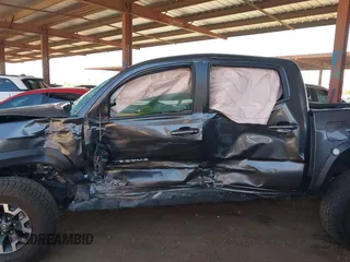 2022 Toyota Tacoma SR z VIN 3TYCZ5AN1NT062445, wystawiony jako IAAI lot #41967336 z przebiegiem Nie podano mil oraz . Historia ofert i sprzedaży dostępna na DreamBid. Obrazek 14.
