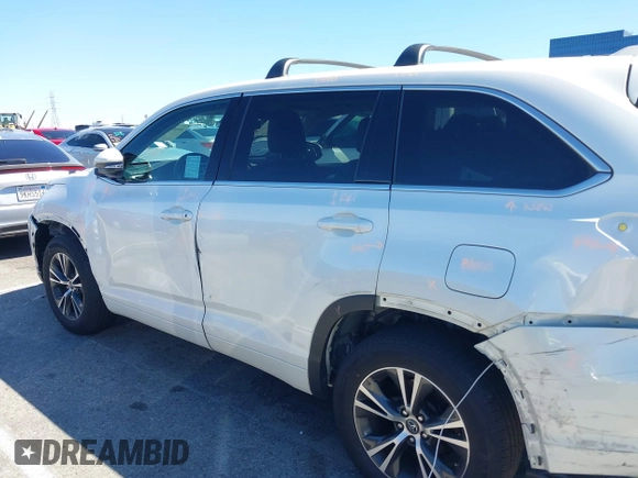 2018 Toyota Highlander LE z VIN 5TDZZRFH2JS278492, wystawiony jako IAAI lot #39094360 z przebiegiem 44 531 mil mil oraz . Historia ofert i sprzedaży dostępna na DreamBid. Obrazek 14.