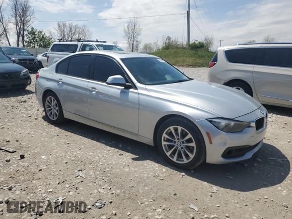 2017 BMW 3 Series 320i z VIN WBA8E1G53HNU13943, wystawiony jako Copart lot #55329055 z przebiegiem 169 493 mil mil oraz Tytuł czysty. Historia ofert i sprzedaży dostępna na DreamBid. Obrazek 4.