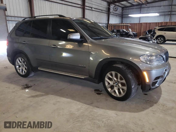 2012 BMW X5 35i z VIN 5UXZV4C5XCL767234, wystawiony jako Copart lot #64117285 z przebiegiem 187 969 mil mil oraz Czysty tytuł • Clean title. Historia ofert i sprzedaży dostępna na DreamBid. Obrazek 4.