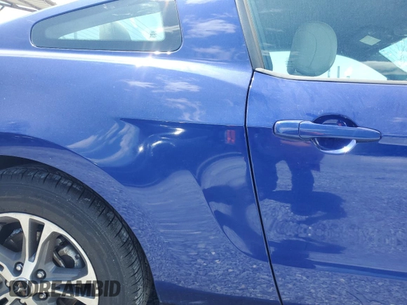2014 Ford Mustang V6 z VIN 1ZVBP8AM9E5318520, wystawiony jako Copart lot #58080755 z przebiegiem 67 778 mil mil oraz Szkoda całkowita • Salvage title. Historia ofert i sprzedaży dostępna na DreamBid. Obrazek 10.
