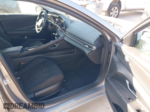 2022 Hyundai Elantra SEL z VIN KMHLN4AG5NU357557, wystawiony jako IAAI lot #41989654 z przebiegiem 56 010 mil mil oraz . Historia ofert i sprzedaży dostępna na DreamBid. Obrazek 5.