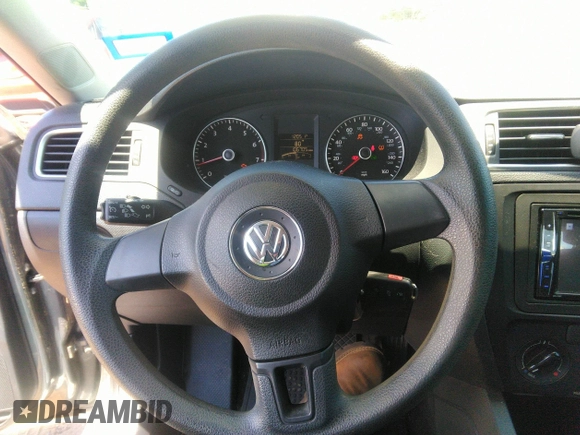 2014 Volkswagen Jetta SE z VIN 3VWD17AJ1EM412833, wystawiony jako IAAI lot #42351497 z przebiegiem 106 705 mil mil oraz . Historia ofert i sprzedaży dostępna na DreamBid. Obrazek 6.