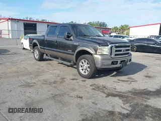 2005 Ford F-250 XL z VIN 1FTSW21P55EB83730, wystawiony jako IAAI lot #42161173 z przebiegiem 179 708 mil mil oraz . Historia ofert i sprzedaży dostępna na DreamBid. Obrazek 1.