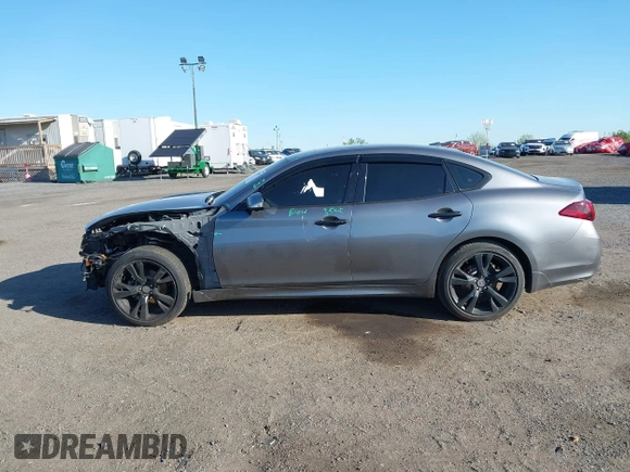 2015 Infiniti Q70 z VIN JN1BY1AR5FM561996, wystawiony jako IAAI lot #42099091 z przebiegiem 115 080 mil mil oraz . Historia ofert i sprzedaży dostępna na DreamBid. Obrazek 13.