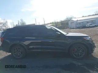 2025 Ford Explorer ST-Line z VIN 1FMUK8KH7SGA60005, wystawiony jako IAAI lot #42098791 z przebiegiem 1 830 mil mil oraz . Historia ofert i sprzedaży dostępna na DreamBid. Obrazek 13.