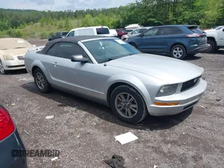 2005 Ford Mustang Deluxe z VIN 1ZVFT84N355223579, wystawiony jako IAAI lot #42143537 z przebiegiem 124 189 mil mil oraz . Historia ofert i sprzedaży dostępna na DreamBid. Obrazek 1.