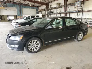 2013 Volkswagen Passat SEL Premium z VIN 1VWCH7A32DC046888, wystawiony jako Copart lot #55735385 z przebiegiem 265 379 mil mil oraz Czysty tytuł • Clean title. Historia ofert i sprzedaży dostępna na DreamBid. Obrazek 1.