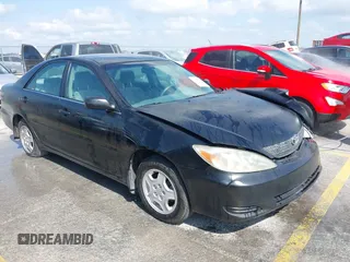 2003 Toyota Camry LE z VIN 4T1BF32K03U059226, wystawiony jako IAAI lot #42211191 z przebiegiem 157 135 mil mil oraz . Historia ofert i sprzedaży dostępna na DreamBid. Obrazek 1.