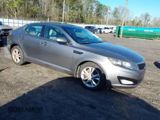 2013 Kia Optima EX z VIN 5XXGN4A7XDG173189, wystawiony jako IAAI lot #41753807 z przebiegiem 141 208 mil mil oraz . Historia ofert i sprzedaży dostępna na DreamBid. Obrazek 1.