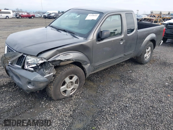 2007 Nissan Frontier SE z VIN 1N6AD06U97C442798, wystawiony jako IAAI lot #41548424 z przebiegiem 230 153 mil mil oraz . Historia ofert i sprzedaży dostępna na DreamBid. Obrazek 2.
