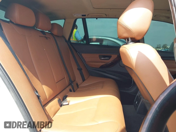 2014 BMW 3 Series 328d xDrive с VIN WBA3K5C50EKT33206, выставлен на аукционе IAAI как лот 42304444 с пробегом 142 918 миль миль и . История ставок и продаж доступна на DreamBid. Изображение 8.