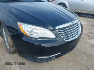 2013 Chrysler 200 Touring z VIN 1C3CCBBB5DN699931, wystawiony jako IAAI lot #42023004 z przebiegiem 62 737 mil mil oraz . Historia ofert i sprzedaży dostępna na DreamBid. Obrazek 13.