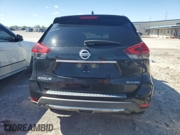 2018 Nissan Rogue SV z VIN KNMAT2MV8JP581561, wystawiony jako Copart lot #47267945 z przebiegiem 105 130 mil mil oraz Szkoda całkowita • Salvage title. Historia ofert i sprzedaży dostępna na DreamBid. Obrazek 6.