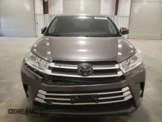 2018 Toyota Highlander SE z VIN 5TDJZRFH8JS528329, wystawiony jako Copart lot #56682465 z przebiegiem 131 082 mil mil oraz Szkoda całkowita • Salvage title. Historia ofert i sprzedaży dostępna na DreamBid. Obrazek 5.