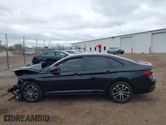 2024 Volkswagen Jetta Sport z VIN 3VWBM7BU8RM013253, wystawiony jako IAAI lot #42073239 z przebiegiem 20 345 mil mil oraz . Historia ofert i sprzedaży dostępna na DreamBid. Obrazek 14.