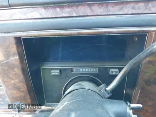 1992 Cadillac Brougham z VIN 1G6DW5477NR703007, wystawiony jako IAAI lot #41570312 z przebiegiem 106 453 mil mil oraz . Historia ofert i sprzedaży dostępna na DreamBid. Obrazek 7.