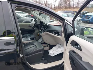 2022 Chrysler Pacifica Touring L z VIN 2C4RC3BG6NR164599, wystawiony jako IAAI lot #41727606 z przebiegiem 17 078 mil mil oraz . Historia ofert i sprzedaży dostępna na DreamBid. Obrazek 5.