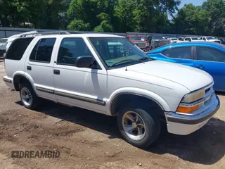 1999 Chevrolet Blazer LS z VIN 1GNCS13W8X2164714, wystawiony jako IAAI lot #42239549 z przebiegiem 233 439 mil mil oraz . Historia ofert i sprzedaży dostępna na DreamBid. Obrazek 1.