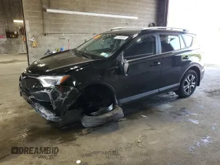2018 Toyota RAV4 LE z VIN 2T3BFREV9JW826231, wystawiony jako Copart lot #62346685 z przebiegiem Nie podano mil oraz Szkoda całkowita • Salvage title. Historia ofert i sprzedaży dostępna na DreamBid. Obrazek 1.