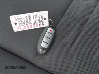 2025 Nissan Frontier SV с VIN 1N6ED1EJ8SN610734, выставлен на аукционе IAAI как лот 42210100 с пробегом 8 465 миль миль и . История ставок и продаж доступна на DreamBid. Изображение 11.