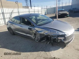 2025 Tesla Model 3 Long Range z VIN 5YJ3E1EA8SF927015, wystawiony jako Copart lot #89373905 z przebiegiem 91 mil mil oraz Szkoda całkowita • Salvage title. Historia ofert i sprzedaży dostępna na DreamBid. Obrazek 4.