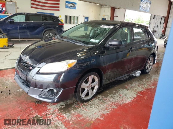 2009 Toyota Matrix S z VIN 2T1KE40E79C022495, wystawiony jako Copart lot #64028295 z przebiegiem 155 594 mil mil oraz Szkoda całkowita • Salvage title. Historia ofert i sprzedaży dostępna na DreamBid. Obrazek 1.
