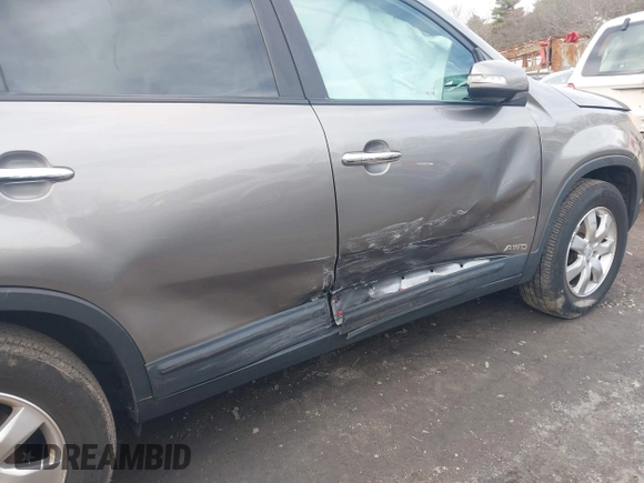 2011 Kia Sorento LX with VIN 5XYKTDA2XBG122465, listed as a IAAI auction lot 41832935 with 163,873 mi miles. Bid and sale history available at carsss.com. Image 6.
