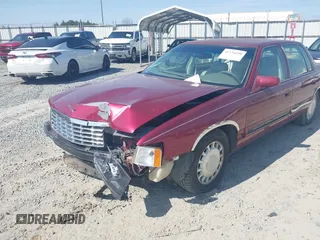 1999 Cadillac DeVille z VIN 1G6KD54Y8XU771788, wystawiony jako IAAI lot #41734590 z przebiegiem 84 302 mil mil oraz . Historia ofert i sprzedaży dostępna na DreamBid. Obrazek 6.