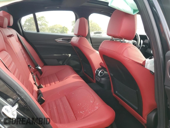 2024 Alfa Romeo Giulia Veloce z VIN ZARFAMBN1R7683506, wystawiony jako Copart lot #84331444 z przebiegiem Nie podano mil oraz Szkoda całkowita • Salvage title. Historia ofert i sprzedaży dostępna na DreamBid. Obrazek 10.