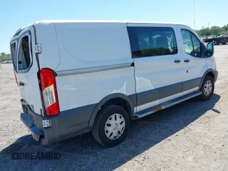 2018 Ford Transit z VIN 1FTYR1YM3JKB16286, wystawiony jako IAAI lot #42038526 z przebiegiem 135 734 mil mil oraz . Historia ofert i sprzedaży dostępna na DreamBid. Obrazek 4.