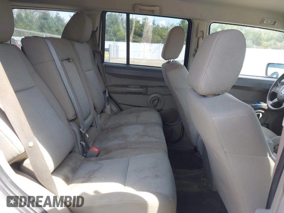 2007 Jeep Commander Sport z VIN 1J8HG48P17C695954, wystawiony jako IAAI lot #42106559 z przebiegiem Nie podano mil oraz . Historia ofert i sprzedaży dostępna na DreamBid. Obrazek 8.